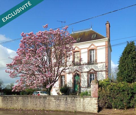 Belle Maison de Maître - magnifiques hauts plafonds et bel escalier menant à deux étages. La maison a été en partie rénovée, tout en conservant autant que possible toutes les caractéristiques d'origine. La maison est lumineuse, avec une finition mode...