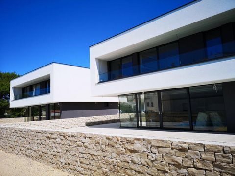 Nouvelle villa futuriste moderne avec piscine à vendre à seulement 100-150 mètres de la mer dans le quartier populaire de Banjol sur l'île de Rab. La villa vient d'être achevée en 2019 pour être entièrement meublée et équipée d'ici le début de la sai...