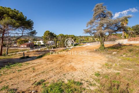 À Sant Andreu de Llavaneres, dans l’un des meilleurs quartiers résidentiels, Bell Aire, vous trouverez ces magnifiques terrains, situés près de Port Balís. Avec un accès direct à l’autoroute à seulement 200 mètres et entouré de services tels que crèc...