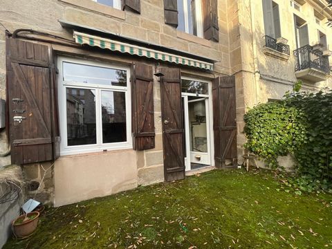 SAINT-ETIENNE, in the heart of the city center, Ideally located between the Jean Jaurès and Carnot squares, come and discover this charming town house with terrace of 20m2. It consists, on the first level, of a living space with kitchen area, a laund...