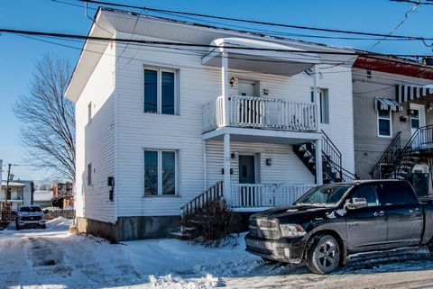 Découvrez ce duplex lumineux composé de deux vastes logements 4 ½, parfaits pour optimiser votre investissement. Chaque unité comprend 2 chambres, une salle de bains fonctionnelle et une cuisine bien pensée, le tout dans un espace de vie agréable et ...