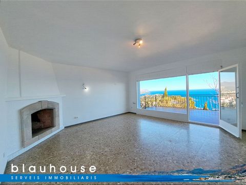 Non perdere questa straordinaria opportunità di acquistare una casa a schiera a un piano a Llançà! Con una spettacolare vista sul mare, questa proprietà è il luogo ideale per godersi la tranquillità e la bellezza dei dintorni. La casa dispone di un a...