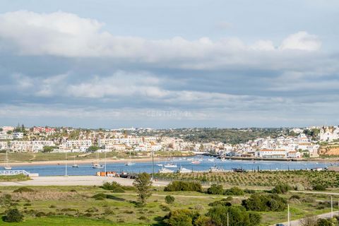 2-Bedroom Apartment in a Modern Building near Praia da Rocha, with Unique Views of the Arade River, Portimão Marina, and Ferragudo Located in the Terraços do Sul building on Encosta da Marina, just a short walk from Praia da Rocha, this apartment is ...