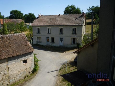 Landhuis te koop op een perceel van circa 1118 m² dichtbij alle voorzieningen. Rijtjeshuis op twee niveaus op één niveau op de begane grond, gang, zomerkeuken, slaapkamer, badkamer, toilet, wasruimte, kelder en bijgebouw. Tuinniveau, keuken, woonkame...