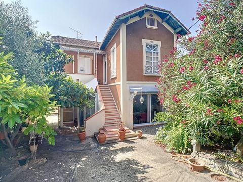 Cette belle maison de caractere construite dans les années 30, située proche du plateau de Bellevue dans un écrin de verdure de 200 m2 avec vue dégagée vous propose: Au rez-de-chaussé une vérenda, une cuisine, une salle à manger et un salon. A l'étag...