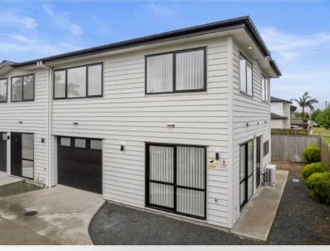 Willkommen in Ihrem Traumhaus in Papatoetoe, Auckland, Neuseeland! Dieses atemberaubende Stadthaus ist der Inbegriff von modernem und luxuriösem Wohnen. Mit 3 geräumigen Schlafzimmern und einem Einzelzimmer, 2,5 eleganten Badezimmern und bequemen Par...