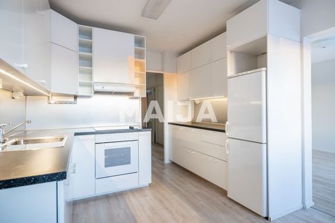 Dans cet appartement d’une chambre bien entretenu au deuxième étage, la vie moderne rencontre une vue imprenable depuis le sommet de la colline. L’appartement a été récemment rénové : la cuisine a été mise à jour en 2020, les murs ont été repeints et...