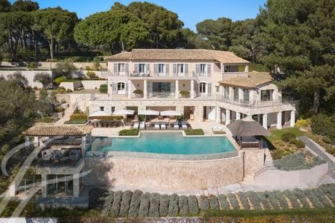 Co-exclusivité. Située sur les hauteurs de la colline la plus convoitée de Cannes, cette somptueuse propriété bénéficie d'un panorama spectaculaire sur la baie, les îles de Lérins et le massif de l'Estérel. Entièrement rénovée dans un style provençal...