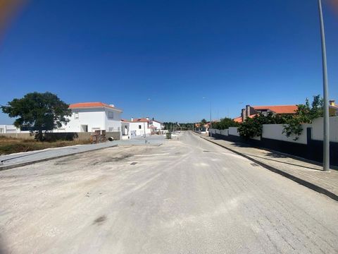 Terreno - Vendas Novas - Opções com moradia ou casa pré fabricada Lote de terreno com 666m2 inserido na urbanização Bairro Lino de Carvalho - Afeiteira, Vendas Novas. Zona residencial tranquila, com várias habitações unifamiliares. MAIS OPCOES CHAVE ...