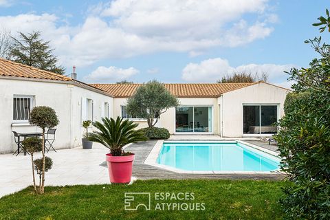 A proximité immédiate du centre bourg et des commerces, cette maison familiale est située dans un quartier calme et pavillonnaire du village de Marsilly. Cette propriété offre un cadre de vie paisible à l'abri des regards et aux prestations soignées....