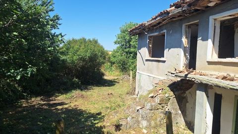 Ancienne maison en pierre avec une cour de 1550 m² à 35 km de Varna dans le village de Voivodino, municipalité de Valchi dol. La cour est de forme rectangulaire et borde de terres agricoles.La façade de la rue mesure 30 m de long et environ 50 m de p...