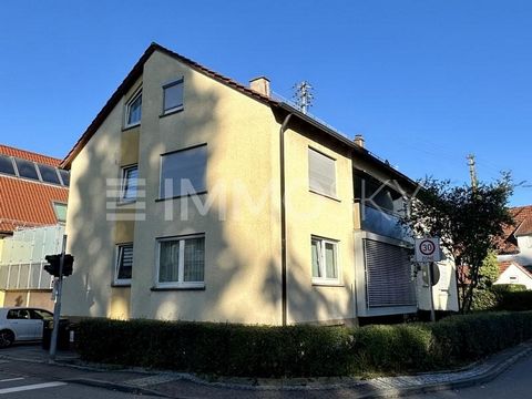 Este espacioso apartamento forma parte de un edificio de apartamentos, que fue construido en 1970. Con una generosa superficie habitable de 105 metros cuadrados, ofrece mucho espacio y comodidad. El apartamento principal actualmente recién alquilado ...