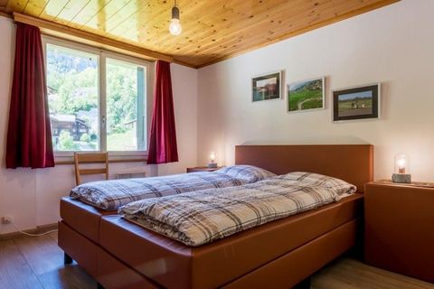 Dieses geräumige und komfortable Ferienhaus / Chalet für maximal 8 Personen befindet sich im Alpendorf Fieschertal in Wallis. Das Haus besteht aus 3 Obergeschossen. Im ersten Stock befindet sich die Diele, ein großes Wohnzimmer mit Sitz- und Essberei...