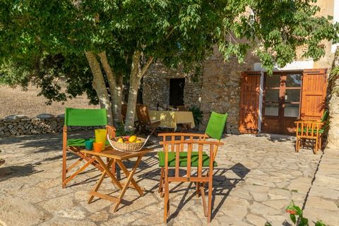 Disfruten de un verano mallorquín en esta acogedora finca situada en el campo y con vistas a la montaña que hará de sus vacaciones una experiencia inolvidable. En su maravillosa terraza, rodeados de árboles frutales, podrán relajarse tomando el sol e...