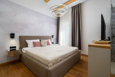 Deze moderne en charmante accommodatie per kamer in Porec biedt 32 m² aan ruimte en is ideaal voor maximaal 4 gasten. Het ligt in het hart van de oude binnenstad van Porec, op slechts 2 meter van het beroemde 