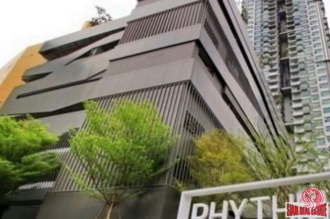 En trevlig ljus och öppen lägenhet med två sovrum är till salu i Rhythm Sukhumvit 42. Lägenheten är en rymlig 78,23 kvm och har ett stort öppet vardagsrum med massor av trähyllor med speglar och glas. Det finns ett stort vardagsrum, ett långt matbord...