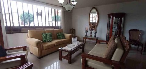 Property-18450 Spectacular corner house for sale in the exclusive sector of Alhambra, north of Bogotá, with a lot of 360 m² and 209.36 m² built, offering spacious and bright spaces ideal for family life; On the first floor, you will find a hall, livi...