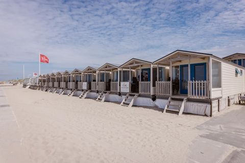 Queste graziose case sulla spiaggia godono di una magnifica posizione tra le dune, direttamente sulla splendida spiaggia del Mare del Nord di Julianadorp. Qui, puoi godere di tutti i vantaggi che la spiaggia ha da offrire. Una zona molto popolare con...