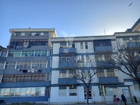 Apartamento de 4 assoalhadas localizado em frente à Escola Paulo da Gama nas Paivas, próximo da zona ribeirinha da Amora, de comércio local e ainda inúmeros outros serviços e transportes públicos.   O imóvel encontra-se num rés-do-chão em prédio sem ...