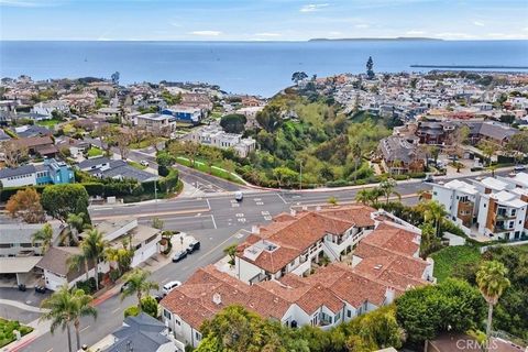 FIXER OPPORTUNITY! Located in the Villa de Este community within Corona Highlands in Corona del Mar, 401 Seaward Rd #2 presents a rare opportunity to reimagine and transform this coastal retreat into your dream home. This residence is ready for a ful...