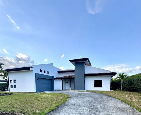 Atemberaubendes Zuhause in Hacienda Los Reyes! ⛳ Entdecken Sie dieses schöne Haus in der Hacienda Los Reyes , der einzigen Gemeinde in Costa Rica mit einem Polofeld sowie Golf, Schwimmbad, Tennisplätzen und Wanderwegen . Genießen Sie eine exklusive u...