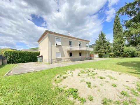 Fiche N°Id-LGB166137 : Lalevade d'ardèche, Sektor Centre du village, Haus von ca. 181 m2 bestehend aus 6 Zimmer davon 4 Schlafzimmer + Grundstück von 1125 m2 - Baujahr 1962 - Zusatzausstattung: Garten - Terrasse - Balkon - Garage - Parkplatz - Doppel...