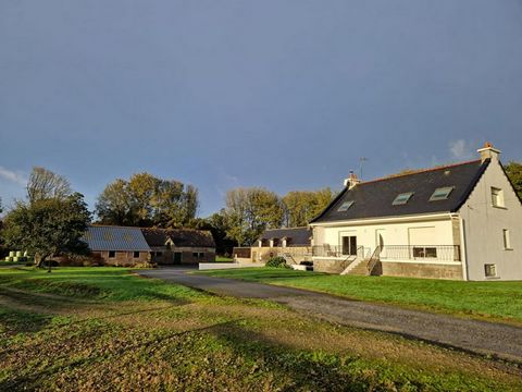 au calme sans voisinage, propriété de 22 ha de terrains attenant avec maison d'habitation rénovée avec soins dont la répartition est la suivante : sous sol complet : au RDC surélevé : cuisine aménagée et équipée ouverte sur salle à manger-salon (pôel...