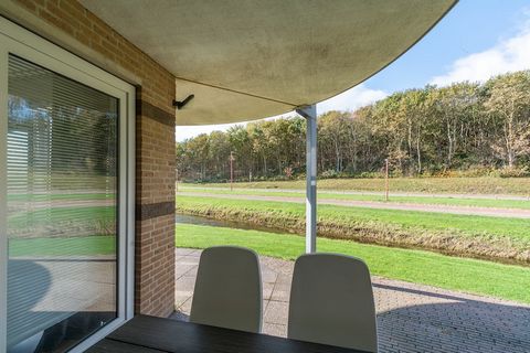 Stap binnen in dit lichte en gastvrije appartement op de begane grond, op slechts een paar minuten lopen van het goudgele strand van Zoutelande. Het is ontworpen voor comfort en kustcharme en beschikt over twee knusse slaapkamers, een zonnige woonkam...