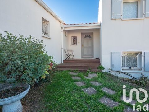 iad France - Peggy Vezin vous propose: Maison – 3 chambres, 1 bureau, garage - Nieul-sur-Mer, centre-bourg. Située au calme d’une impasse dans un quartier résidentiel, à deux pas des commerces du centre-bourg, cette maison offre une superficie d’envi...