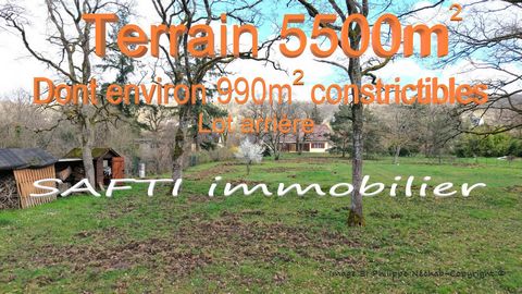 Terrain de 5527m2 dont environ 990m2 constructibles dans un endroit calme et très privilégié.