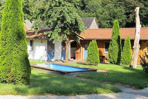 Dit vakantiehuis heeft 2 slaapkamers en is geschikt voor 6 personen, ideaal voor gezinnen met kinderen. Gelegen op een boerderij in het prachtige landschap van Noord-Hessen, direct aan het Nationaal Park Kellerwald-Edersee. In de omgeving vind je fie...