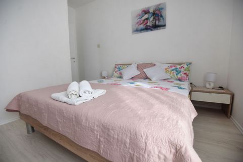 This amazing apartment is situated in Maslenica with direct access to the private beach. Ideal for a small group, it can accommodate 6 guests and has 2 bedrooms. The apartment has a shared terrace for you to unwind after a long day. The apartment is ...