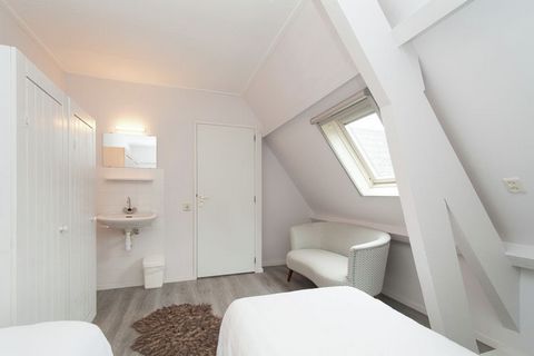 ﻿Dit aangename appartement in een landhuis in Bergen aan Zee is gelegen op de hoogste duin en voorzien van een parkeerplaats en een heerlijk terras. Er zijn 3 slaapkamers waar 6 gasten in kunnen verblijven. Deze accommodatie is ideaal voor gezinnen. ...