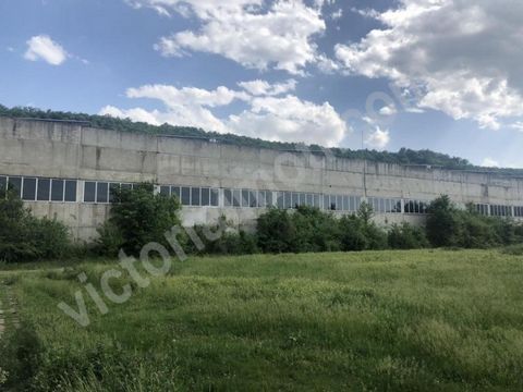 Victoria Properties, ofrece una propiedad industrial en venta en la localidad de Sofía. Zlataritsa. La propiedad es un almacén, una nave industrial con un área de 2645 metros cuadrados, que consta de una gran sala monolítica hecha de estructura de ho...