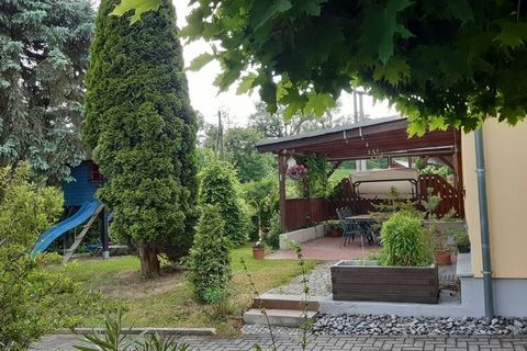In diesem hell und modern eingerichteten Ferienhaus in Hohnstein im Norden des Nationalparks „Sächsische Schweiz“ finden vor allem Familien alles, was sie benötigen. Mit der Rutsche und Schaukel im Garten haben auch Kinder ihren Spaß. Die nahe Umgebu...