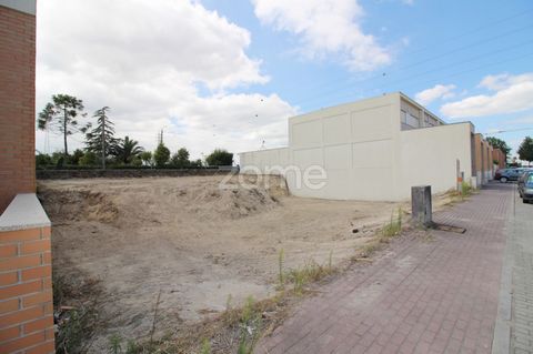 ID de la propriété: ZMPT552157 Terrain à construire à Palmeira, Braga. Construction autorisée dans l’allotissement: logement unifamilial en bande, composé de 3 étages. Description complète Caractéristiques spécifiques : - Surface totale du terrain 22...