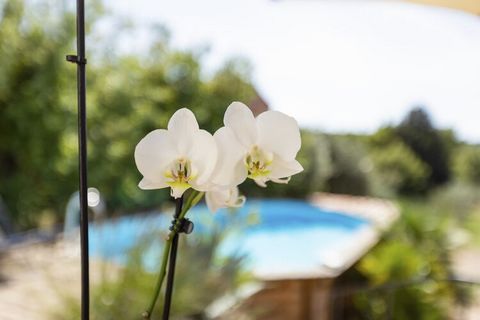 This 2-bedroom holiday home for 5 people located in Brignoles is perfect for families with children. It comes with a private garden and swimming pool for a refreshing swim. You can explore Brignoles and Haute Var region to experience old streets, med...