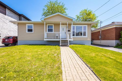 Discover this renovated bungalow with detached garage in Longueuil! Exterior cladding redone, modern kitchen and bathroom. Enjoy 3 bedrooms on the ground floor. Convertible basement with laundry area and additional bathroom. Convenient location near ...