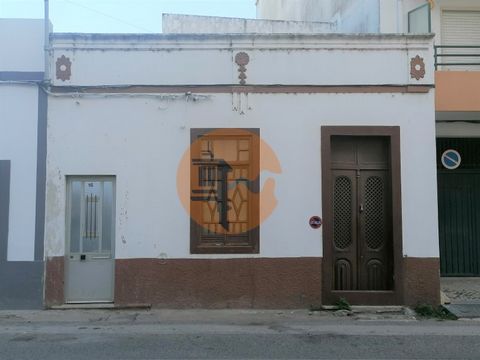 Maison typique à rénover à Olhão, dans un quartier calme, cependant, assez central, proche de tous les commerces et services et à seulement 15 minutes des célèbres marchés de la ville et de la jetée d'embarquement aux îles-barrières. Il a deux entrée...