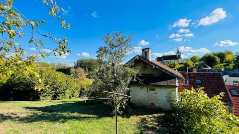 Located in the Vézélien, house with panoramic views of the village and the church of Asquins. House located on the outskirts of the village, tranquility assured: a real haven of peace ... This stone house built on vaulted cellar welcomes you in its l...