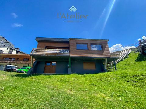 Come and discover exclusively this exceptional property, located in Pla d'Adet! A chalet type T4, completely renovated, you will appreciate its prime location close to the snow front, with a 180ºC view of the valley floor and the ski slopes. This pre...