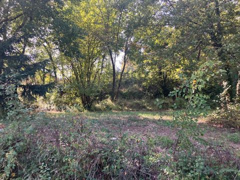 Wooded building plot of 1802 m2. Water and electricity on site. Everything in the sewer. In the immediate vicinity of shops.  