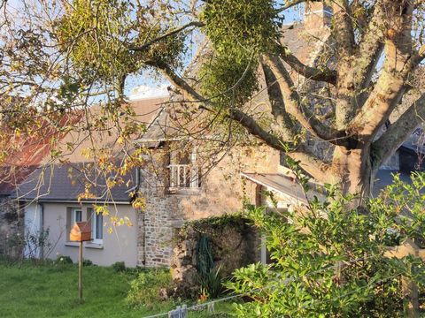 Antony Vesque Immobilier bietet Ihnen dieses authentische Steinhaus in Montmartin-sur-Mer, in der Nähe von Geschäften und der Küste. Dieses Steinhaus, das teilweise restauriert werden soll, besteht aus einem Wohnzimmer, einer Küche, drei Schlafzimmer...
