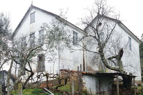 Farm with 5 Bedroom House in Góis, Coimbra 5 minutes from the center of the parish of Góis , which receives the well-known Annual Concentration of Bikers, and inserted in an environment where nature predominates, you can find this property with a 5 b...