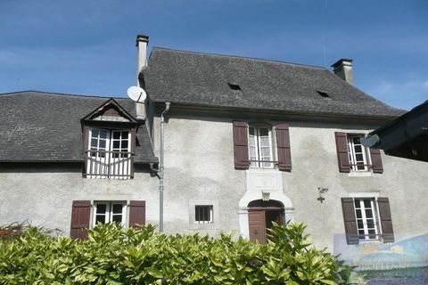 Village near Lourdes, traditional house of the 19th century: independent kitchen, living room of 36 m2 with fireplace, 3 bedrooms, one of 40m2. Plenty of storage: cupboards, pantry, laundry room. Convertible attic. Flat garden, with old chicken coop,...