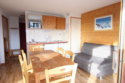 In Chamrousse, a family winter and summer ski resort 30 km from Grenoble, our agency offers a 3-room apartment equipped for 6 people on the 1st floor of 34 m2. It is 700 metres from the slopes. The apartment consists of a living room with kitchen, tw...