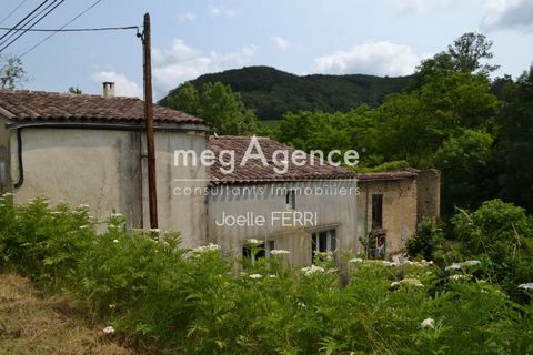 Old water mill, located approximately 20 minutes from Limoux, with a habitable part of approximately 197m2 (3 levels) on 4330m2 of land and a non-habitable part with outbuildings and barn of approximately 200m2, to renovate. The living area is compos...