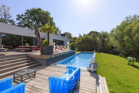 In the highly sought-after Vauboyen district, on the banks of the River Bièvre with no overlook, set on 2,223m² (23,928 sq ft) of landscaped grounds, BARNES is presenting this magnificent 400m² (4,306 sq ft) contemporary property designed by the pres...