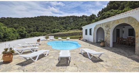 Ancienne bastide rénovée en 2000, entièrement équipée et meublée dans un style simple, avec piscine privée et vue dégagée sur la campagne et les montagnes. La maison est située dans une zone rurale de la municipalité de Mercadal au nord de l'île de M...