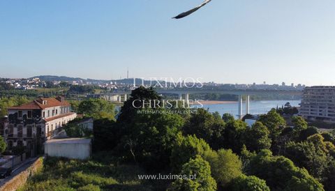 Land , for sale comprising 464m2 with river views close to the Marina do Freixo, in an area of rapid growth and development.  Property , with PIP for the construction of nine apartments of types T0, T1, and T2.  It offers a unique experience by combi...